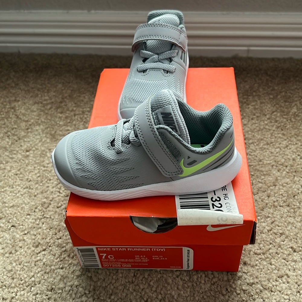 Brand New Nike Star Runner shoes (size 7c).  Gray/white